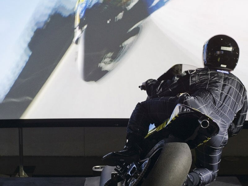 les sensations d'une course de moto sur un simulateur réaliste