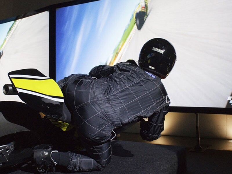 apprendre à se coucher dans les virages en simulateur