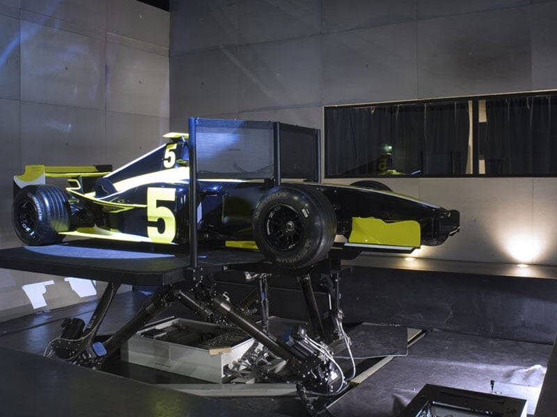 vue d'ensemble du simulateur de formule 1 et du cockpit de la monoplace