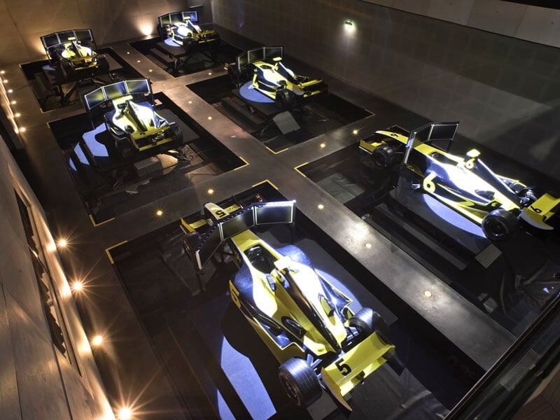 vue d'ensemble de la salle de simulateurs de Formule 1