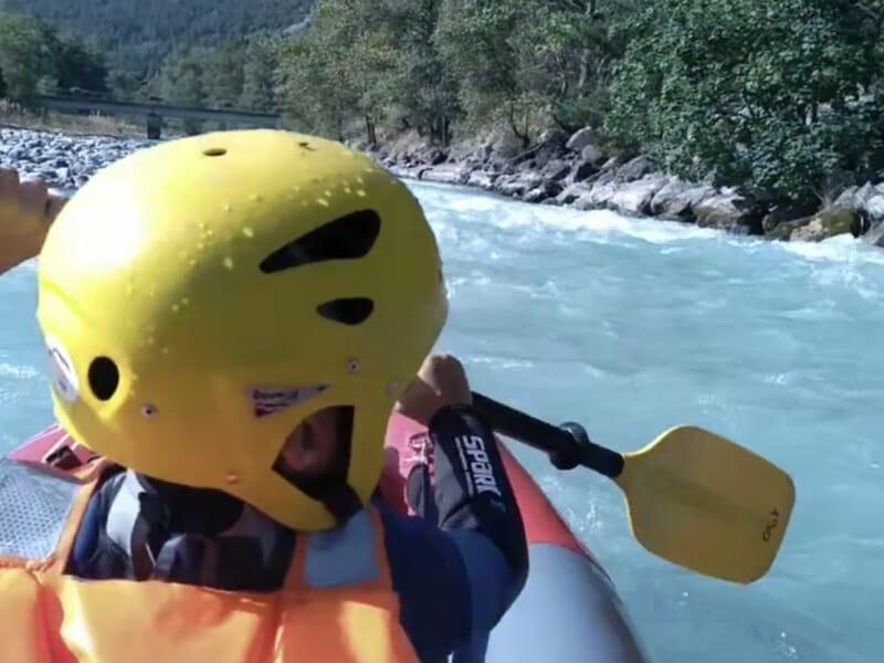 une personne dans un airboat en train de pagayer dans une descente de rivière proche de Briançon