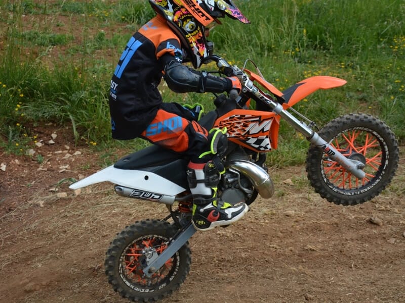 Enfant en moto cross