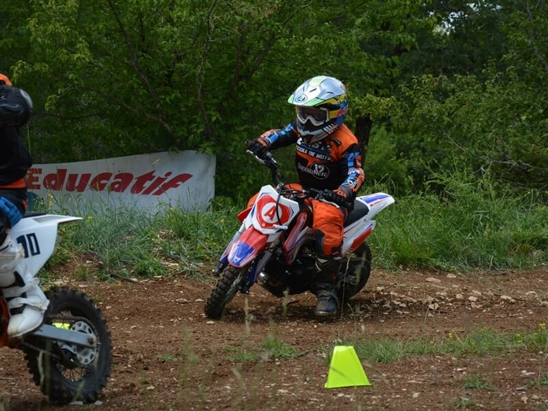 Enfant en mini moto sur chemin