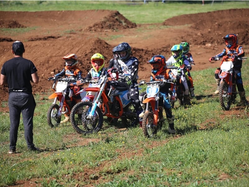 Groupe d'enfants en mini moto
