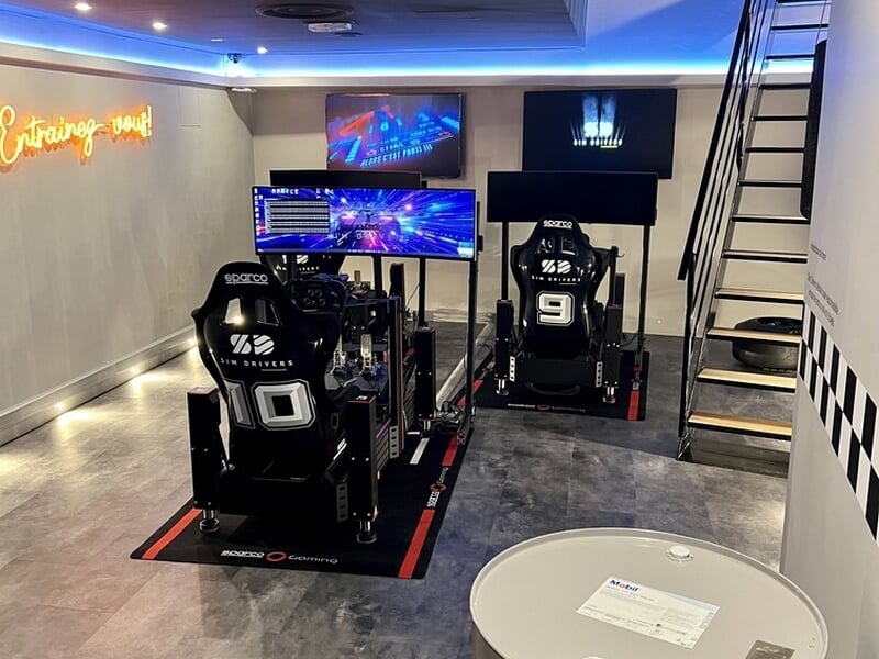 Pièce comprenant plusieurs simulateurs automobiles