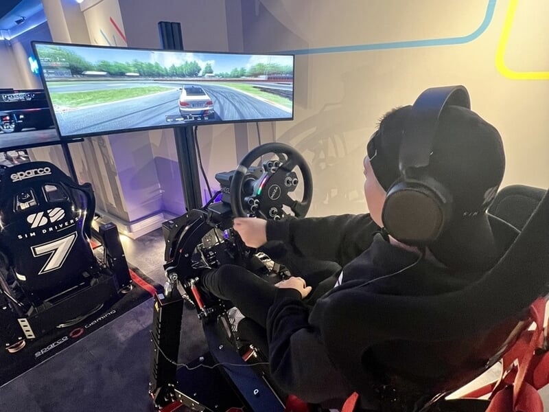 Personnes sur un simulateur automobile équipé d'un casque