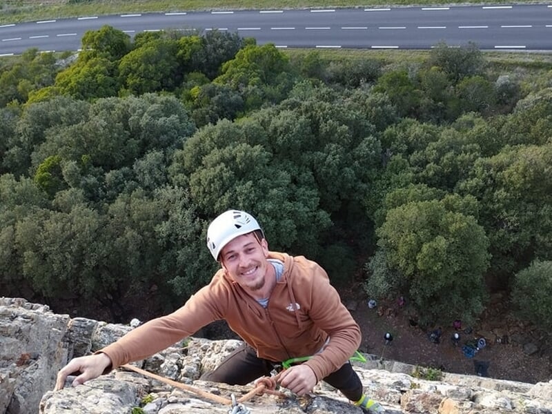 homme pratquant l'escalade sur une paroi rocheuse
