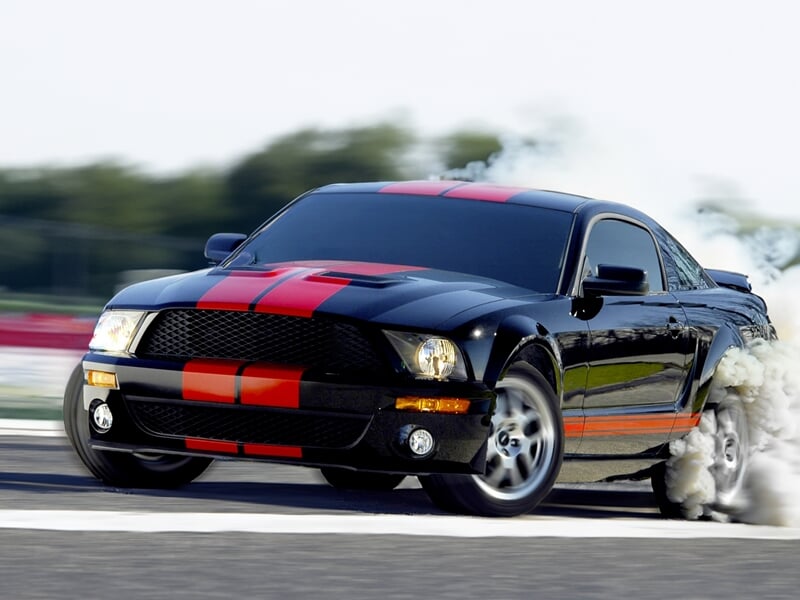 Mustang faisant un drift sur circuit