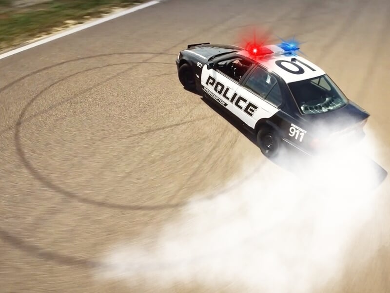 Voiture de police américaine faisant un dérapage sur circuit