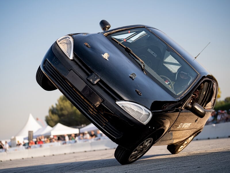 Voiture sur deux roues sur circuit