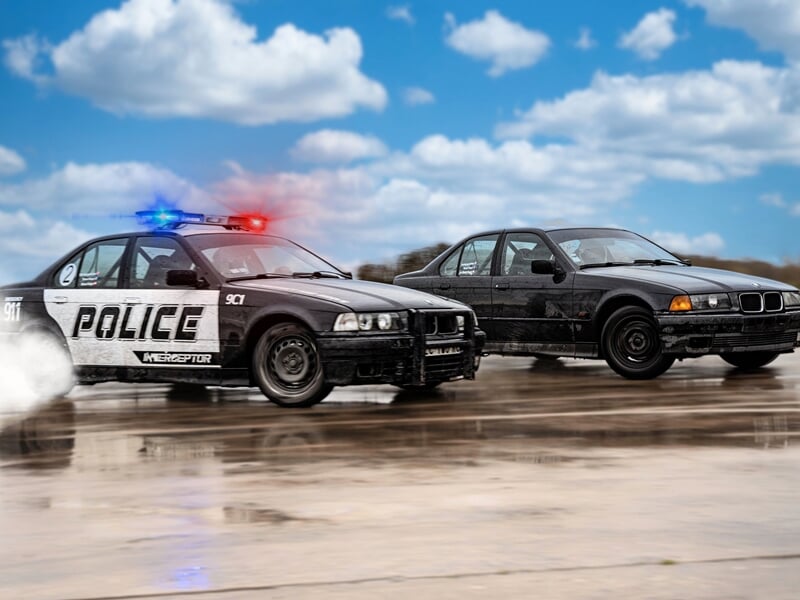 Voiture de police américaine en pleine course poursuite sur circuit
