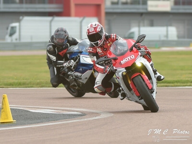 Deux pilotes à moto sur circuit