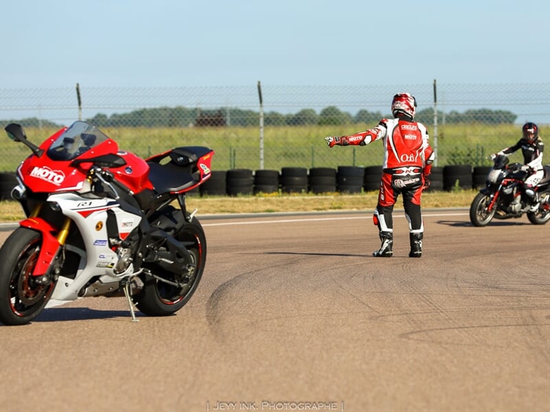 Cours de pilotage sur circuit de moto
