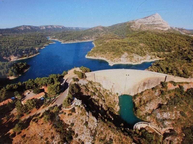 Vue aérienne du barrage de Bimont et du lac de Bimont entourés de collines boisées et d'une nature luxuriante dans la région de Provence