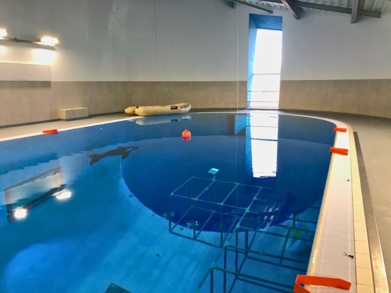 Vue d'ensemble d'une fosse de plongée sous-marine.