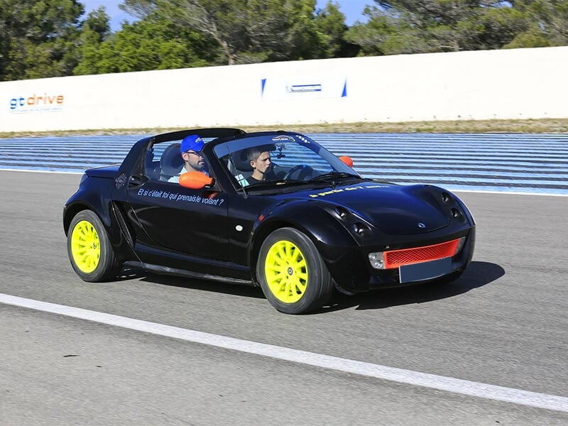 Un enfant conduit une voiture avec un moniteur sur la piste juniors du circuit Paul Ricard dans le Var