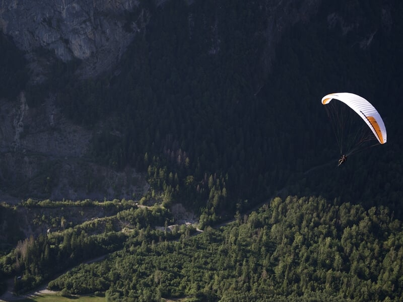 Personne faisant du parapente en Haute-Savoie