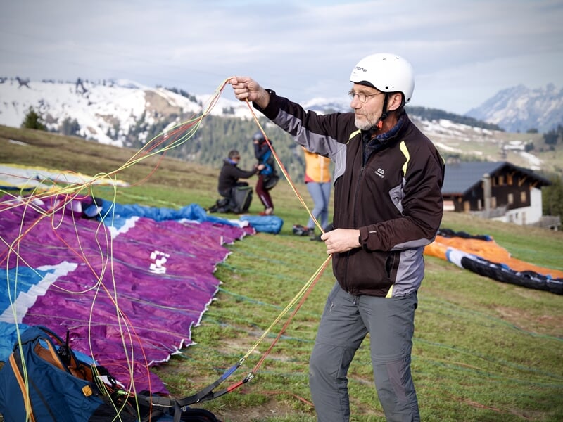 Personne effectuant la préparation de son parapente