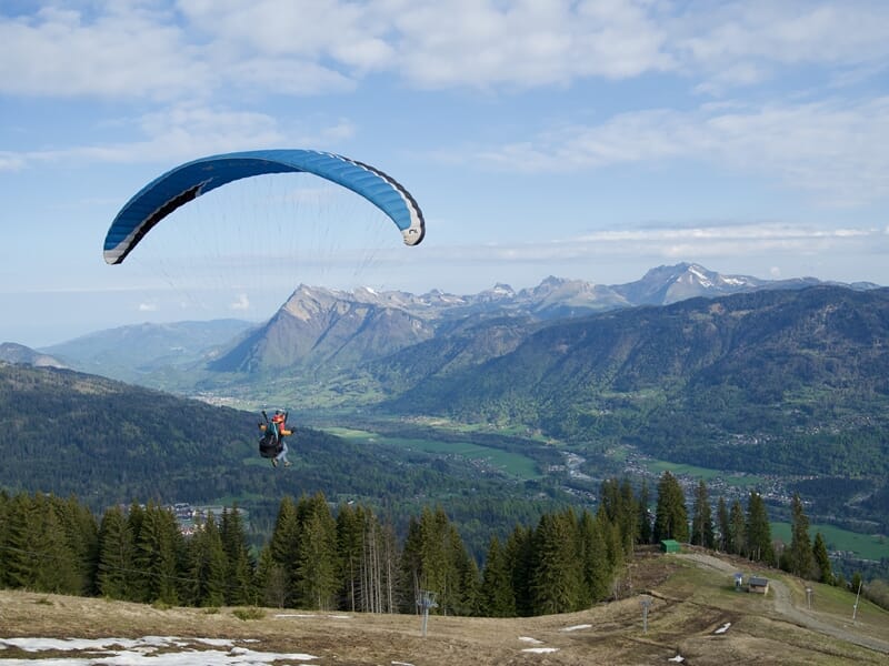 Personne faisant du parapente en Haute-Savoie