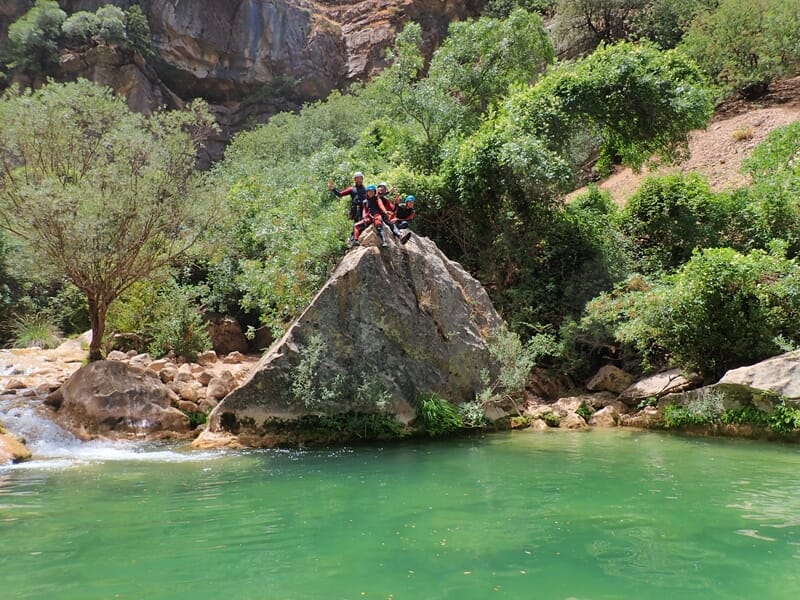 Groupe posant sur un rocher lors d'une sortie canyoning au canyon de Somport