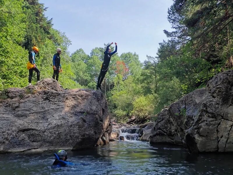 Groupe pratiquant le canyoning dans les Pyrénées
