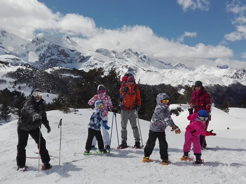 Groupe prenant la pose devant les Pyrénées enneigés