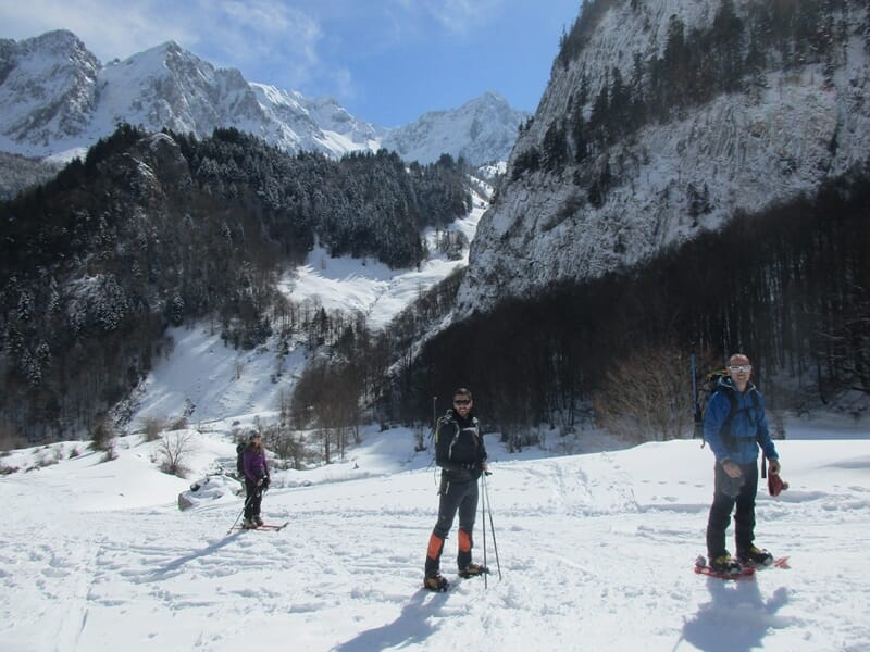 Groupe pratiquant les raquettes à neige dans les Pyrénnées