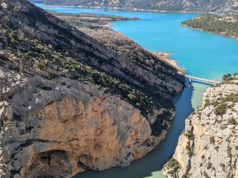 Gorge du Verdon avec ses falaises rocheuses abruptes et ses eaux turquoise, paysage naturel impressionnant de Provence.
