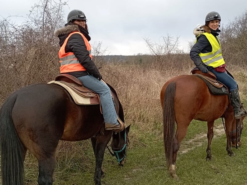 Deux cavalières à l'arrêt regarde l'objectif alors que quelqu'un les prend en photos