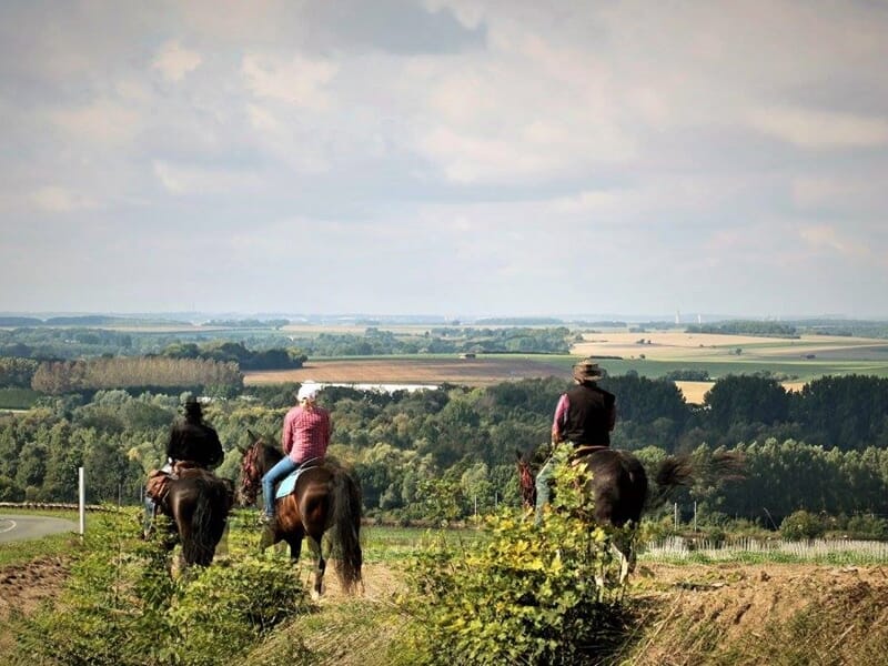 Groupe de personne profitant d'une balade à cheval en Somme