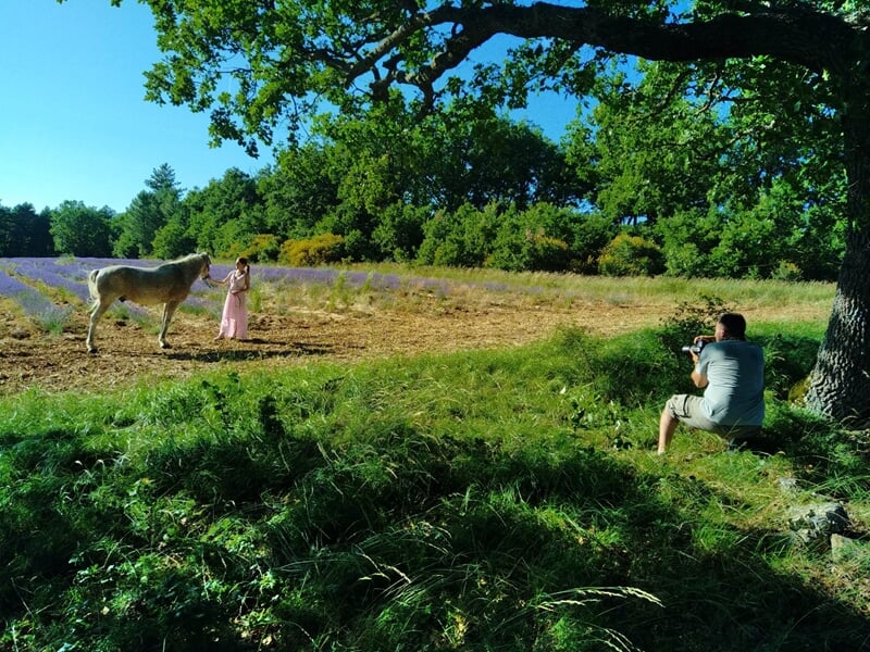 Personnes faisant une balade à cheval dans la nature