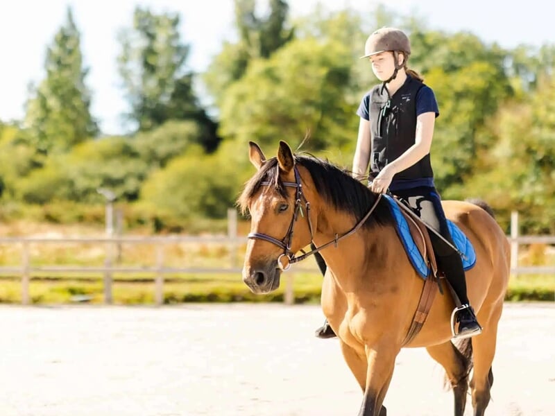 Jeune fille montant à cheval