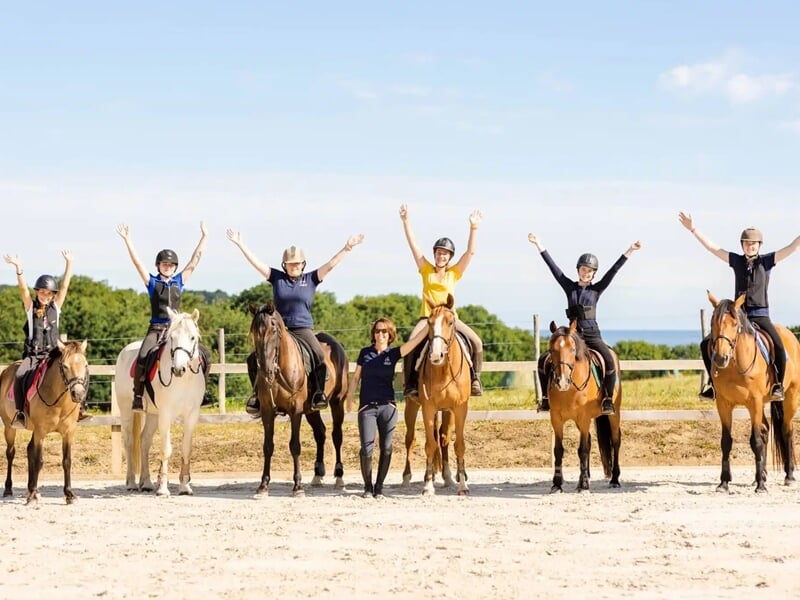 Groupe de personne à cheval à la campagne