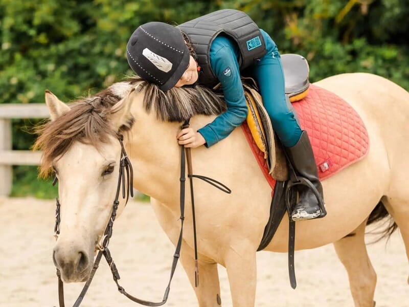 Jeune fille montant à cheval