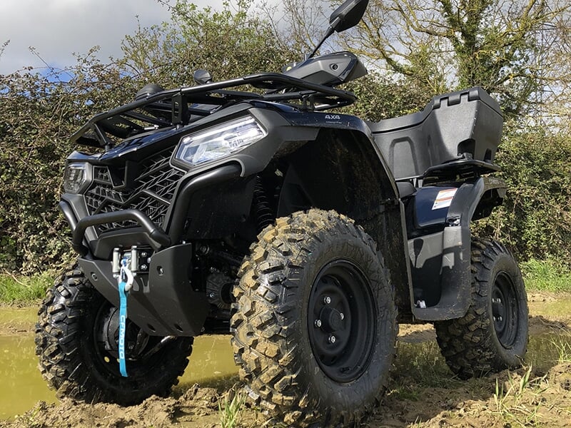 Un quad CFORCE 520 de CF MOTO photographié de face