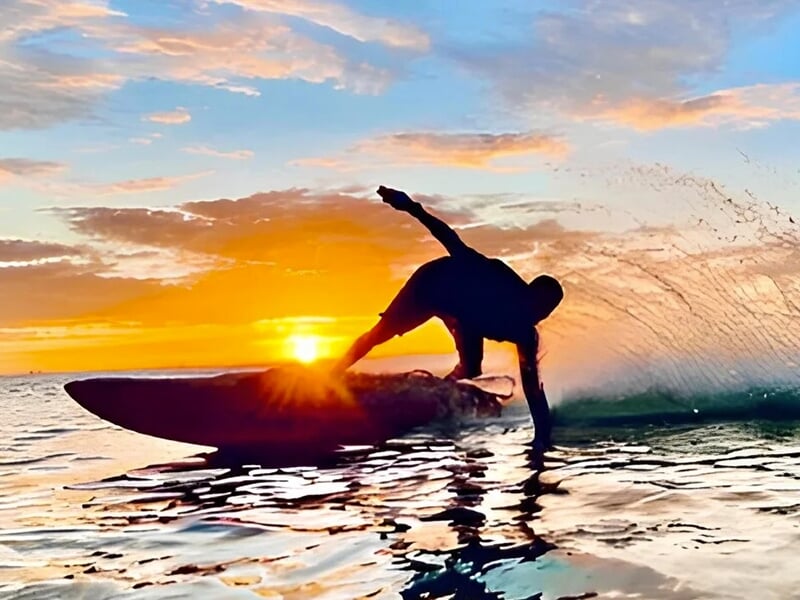 Surfeur faisant des figures sur un surf électrique motorisé sans vagues