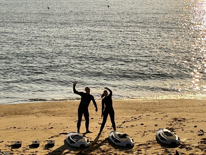 Deux sportifs au pied de leur planche de surf sur la plage