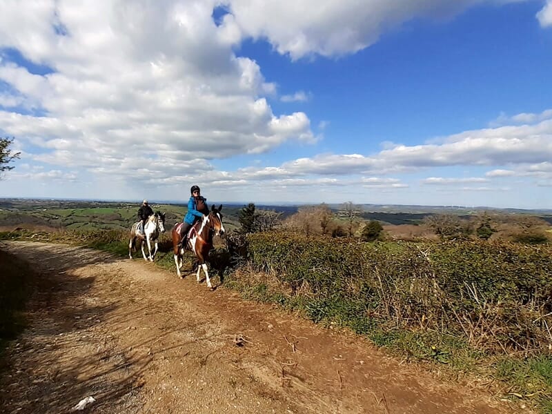 Deux personnes en randonnée à cheval dans l'Aveyron