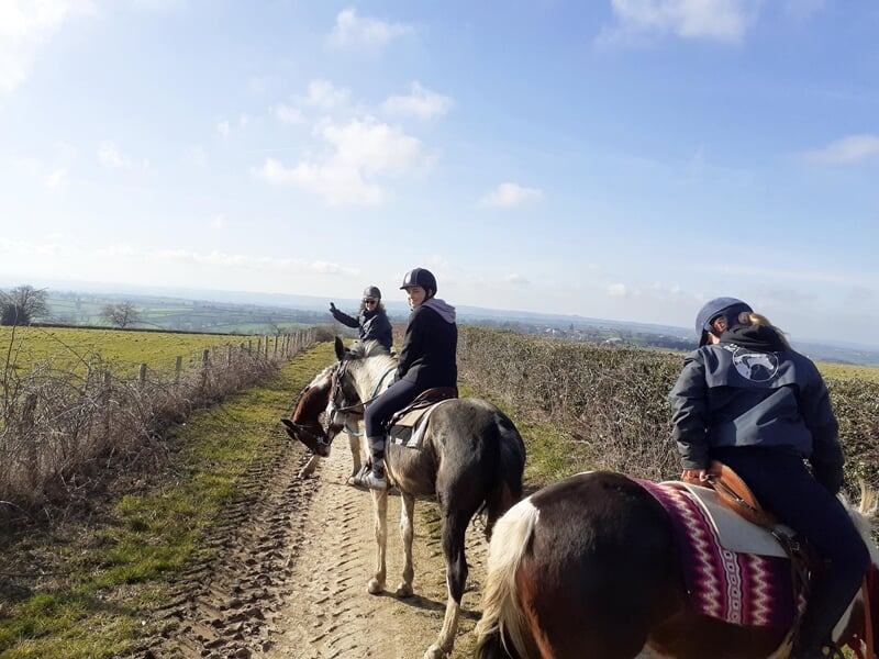 Groupe de personne en balade à cheval