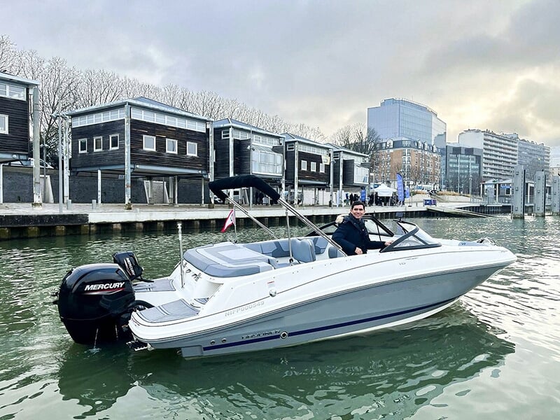 Propriétaire d'un bateau de tourisme au volant de son embarcation en plein Paris