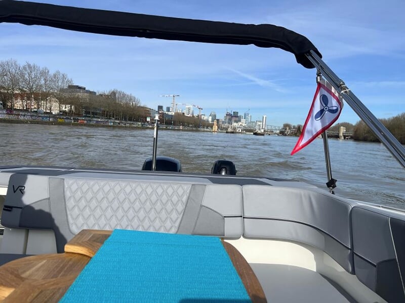 Banquette arrière d'un hors-bord sur la Seine avec la ville de Paris en arrière-plan