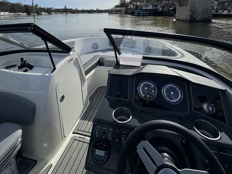 Intérieur d'un bateau de croisière à moteur stationné sur la Seine
