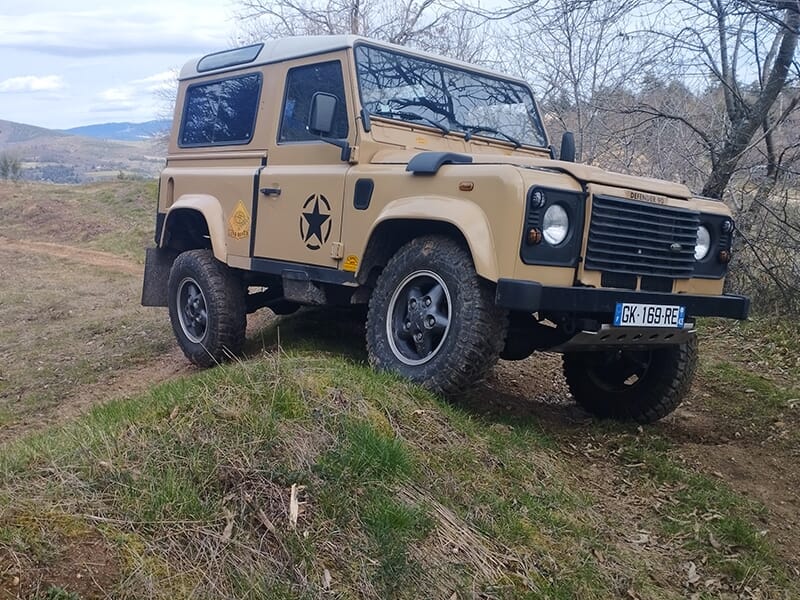 Un véhicule tout-terrain franchit une bosse sur un circuit de rallye situé en pleine nature