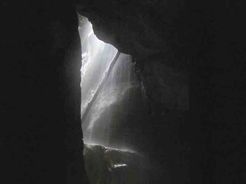 Cascade d'eau apparaissant dans l'ouverture d'une grotte