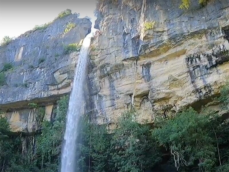La cascade de Cerveyrieu jaillit d'un promontoir rocheux à 60 m de hauteur dans le Haut Bugey