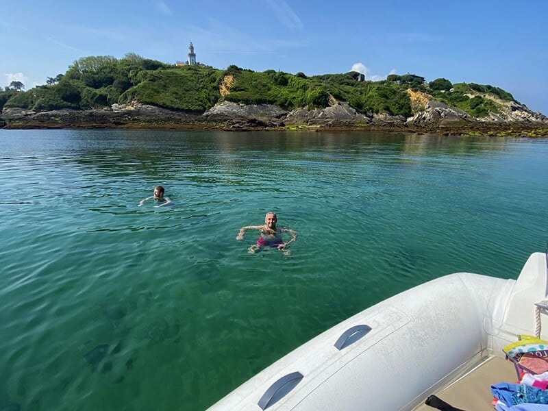 Groupe de baigneurs dans une crique isolée près d'Hendaye sur la côte basque