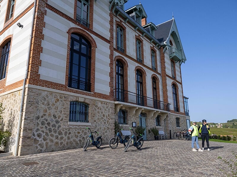 Deux randonneurs devant le chateau de Sacy en plein coeur du vignoble champenois.
