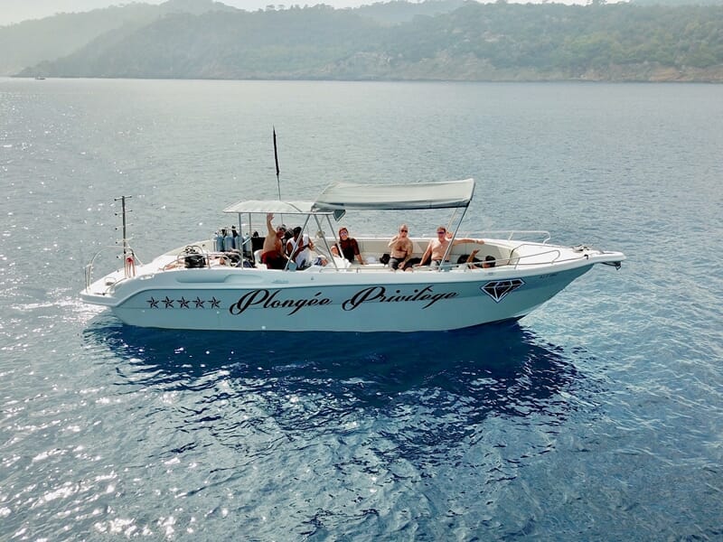 Groupe de personnes à bord d'un bateau sur la Méditerrannée