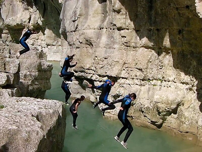 Groupe de canyoneurs sautant dans le Verdon au cours d'une session de canyoning