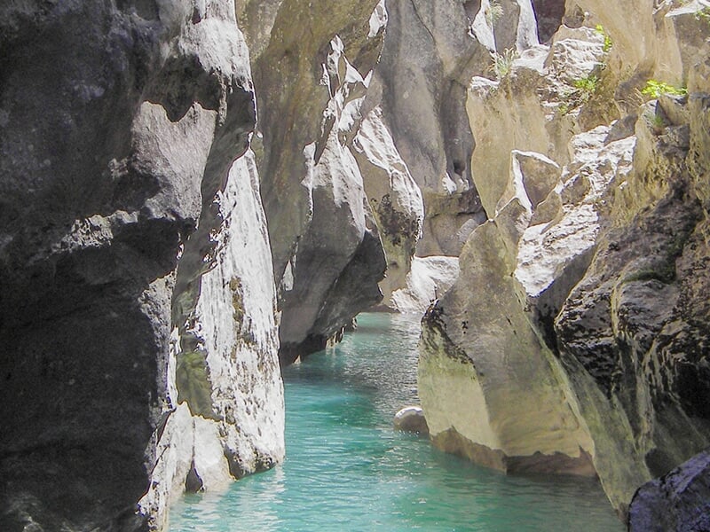 Le Verdon, un torrent qui alimente le lac de Sainte-Croix, coulant au milieu des falaises des Alpes de Haute Provence